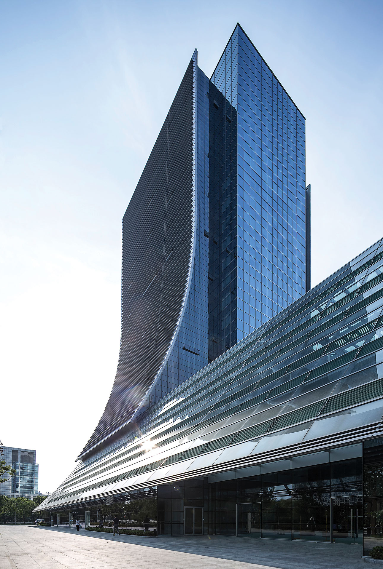 Exterior Streetview of global telecommunications centre | China Mobile showing curved facade.